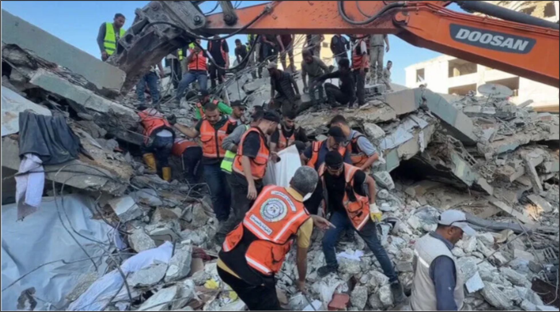 Gazze'de İsrail saldırısında hasar gören binanın çökmesi sonucu 5'i çocuk 11 kişi hayatını kaybetti