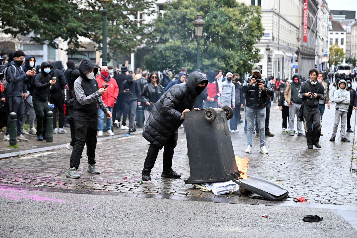 Grev kapsamında ülkede çok sayıda kişinin katılımıyla hükümet politikalarına karşı gösteri de yapıldı.