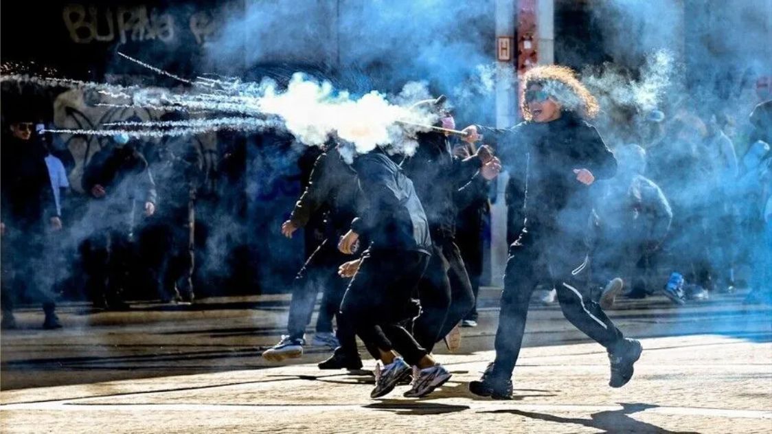 Brüksel'de eğitim reformlarını protesto eden öğrenciler ve polis arasında arbede yaşandı