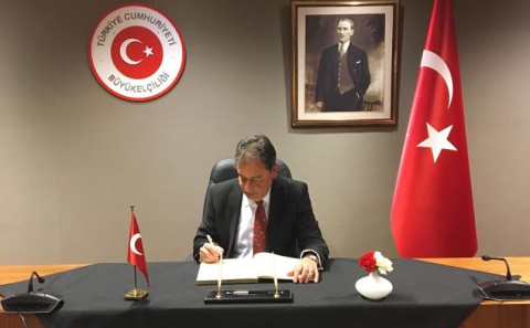 BÜYÜKELÇİLİKTE ŞEHİTLER İÇİN TAZİYE DEFTERİ AÇILDI