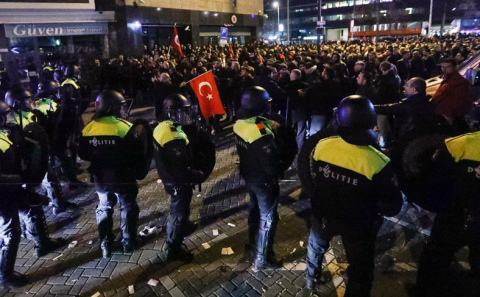 Hollanda polisi protesto düzenleyen Türkleri dağıttı bakanı sınırdışı etti...