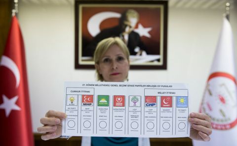 Oy pusulaları basına gösterildi