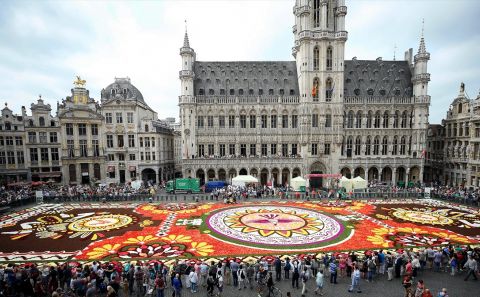 Grande Place meydanı Latin motifli çiçek halıya bezendi