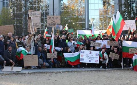 Bulgaristan ve Brüksel'de Bulgaristan'lılar 'hükümet istifa' sesleri ile hayat pahalılığını protesto ettiler.