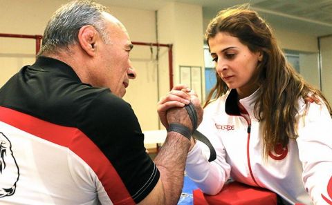 Bilek güreşinde dünya ve Avrupa'nın zirvesinde 