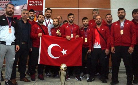 Milli güreşçiler 'madalyalarla' yurda döndü