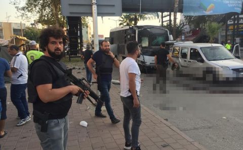 Adanaâ€™da polis servisine bombalı saldırı!