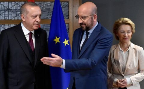 Erdoğan ve Türk heyeti üstlerinde paltolarıyla salondan ayrıldı