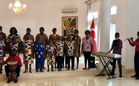 Benin'in ünlü çocuk korosu İstiklal Marşı'nı okudu