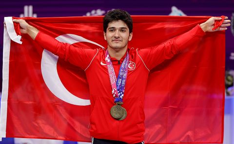 Milli halterci Muhammed Furkan Özbek Avrupa şampiyonu oldu
