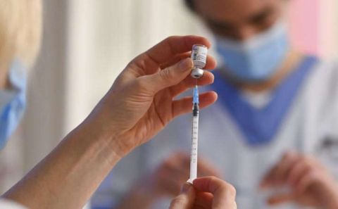 Bir doz Covid aşısı bir ev içinde bulaşmayı neredeyse % 50 oranında azaltıyor
