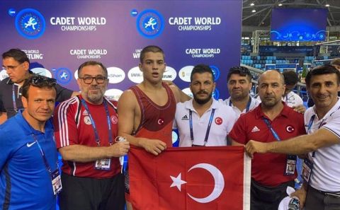 Milli güreşçi Rıfat Eren Gıdak yıldızlarda dünya şampiyonu oldu