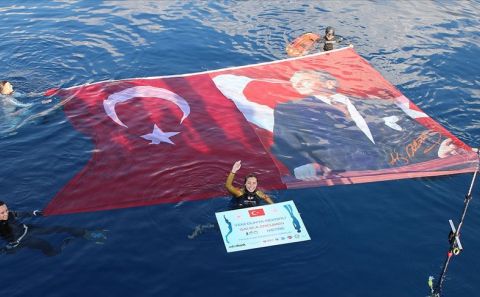 Şahika Ercümen Cumhuriyet'in 98'inci yılına ithafen 100 metreye dalarak dünya rekoru kırdı