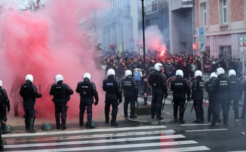 Belçika'da kovid-19 tedbirleri protestosunda arbede! Gözaltılar var