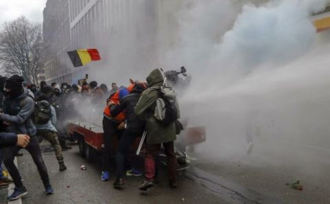 Belçikaâ€™da yüzlerce kişi Covid-19 kısıtlamalarını protesto etti