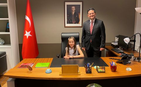 BRÜKSEL BAŞKONSOLOSU UMUT DENİZ MAKAMINI ÇOCUKLARA EMANET ETTİ