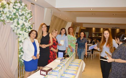 KIZ ÇOCUKLARININ  OKUMASINA ÇIKARDIKLARI '20 KALEM 20 KELAM' KİTAPLA DESTEK OLDULAR