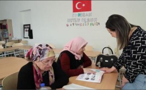  60 yaş ve üzeri gurbetçi kadınlar Belçika'da okuma yazma öğreniyor