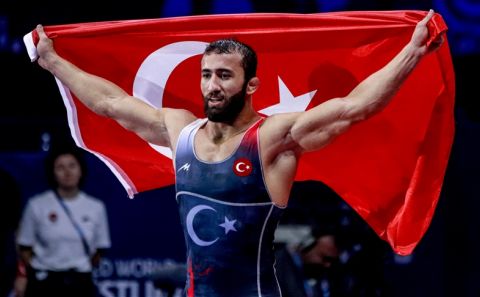 Milli güreşçi Burhan Akbudak dünya şampiyonu oldu