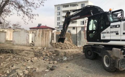 Iğdır Belediyesi, tehlike arz eden 328 metruk binaların yıkımını gerçekleştirdi.