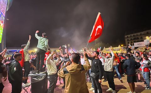 Millilerin Galibiyet coşkusu meydanlara taştı