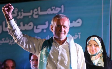 İran'da seçimi kazanan reformist Pezeşkiyan, ülkenin 9'uncu Cumhurbaşkanı oldu