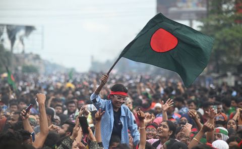 Bangladeş ordusu ülkede geçiş hükümeti kurulacağını duyurdu