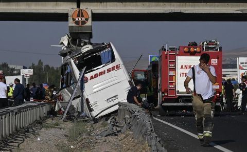 Ankara'da yolcu otobüsünün köprü ayağına çarptığı kazada 9 kişi öldü, 26 kişi yaralandı