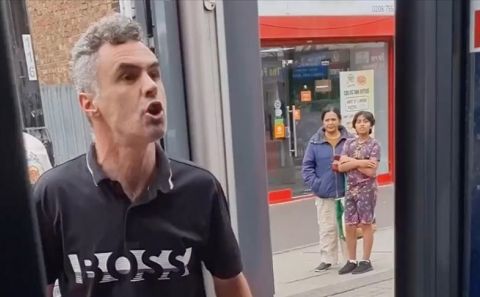 İngiltere'de otobüs şoförüne tükürüp Müslümanlara hakaret eden kişi yargılanacak