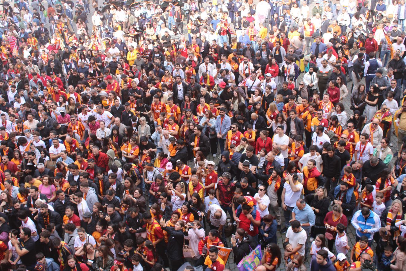 GALATASARAYLILAR AVRUPA’NIN KALBİNDE '26. SÜPER LİG ŞAMPİYONLUĞUNU' COŞKUYLA KUTLADILAR…