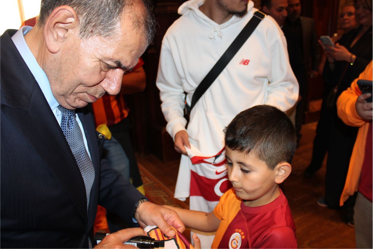 GALATASARAYLILAR AVRUPA’NIN KALBİNDE '26. SÜPER LİG ŞAMPİYONLUĞUNU' COŞKUYLA KUTLADILAR…