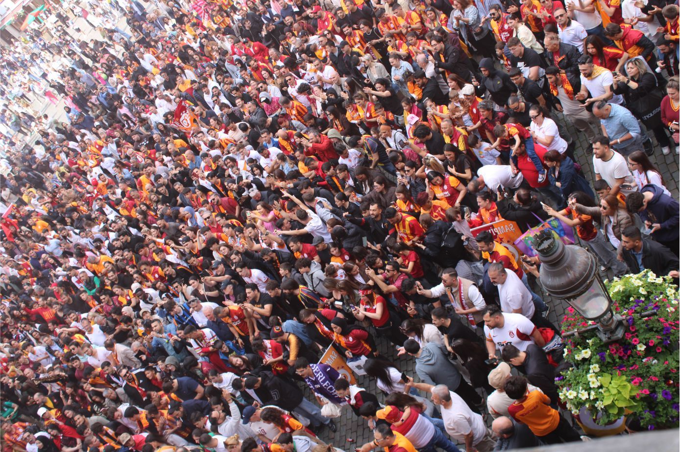 GALATASARAYLILAR AVRUPA’NIN KALBİNDE '26. SÜPER LİG ŞAMPİYONLUĞUNU' COŞKUYLA KUTLADILAR…