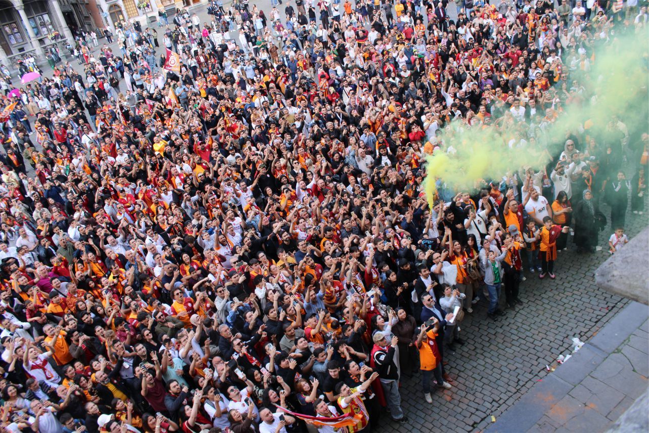 GALATASARAYLILAR AVRUPA’NIN KALBİNDE '26. SÜPER LİG ŞAMPİYONLUĞUNU' COŞKUYLA KUTLADILAR…