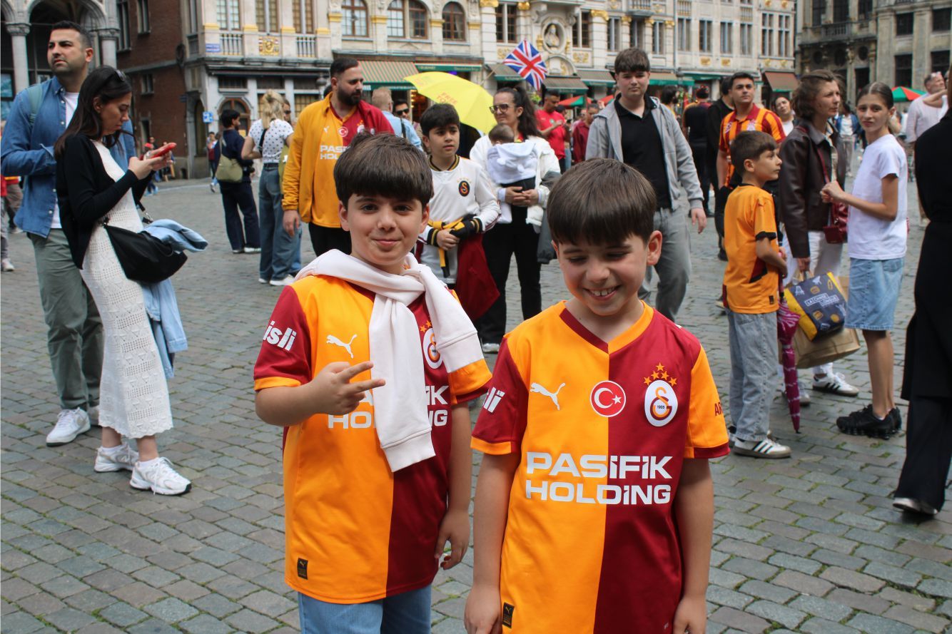 GALATASARAYLILAR AVRUPA’NIN KALBİNDE '26. SÜPER LİG ŞAMPİYONLUĞUNU' COŞKUYLA KUTLADILAR…