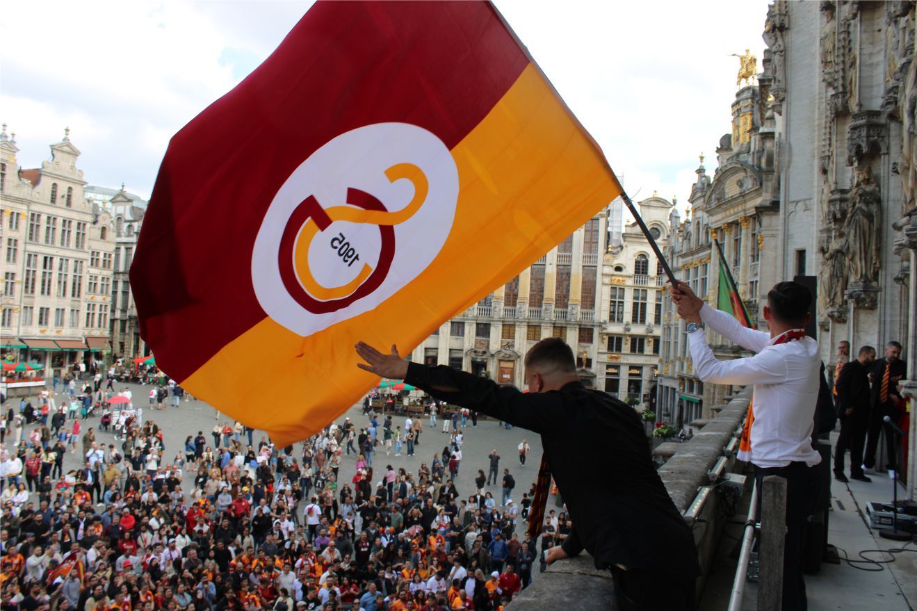 GALATASARAYLILAR AVRUPA’NIN KALBİNDE '26. SÜPER LİG ŞAMPİYONLUĞUNU' COŞKUYLA KUTLADILAR…