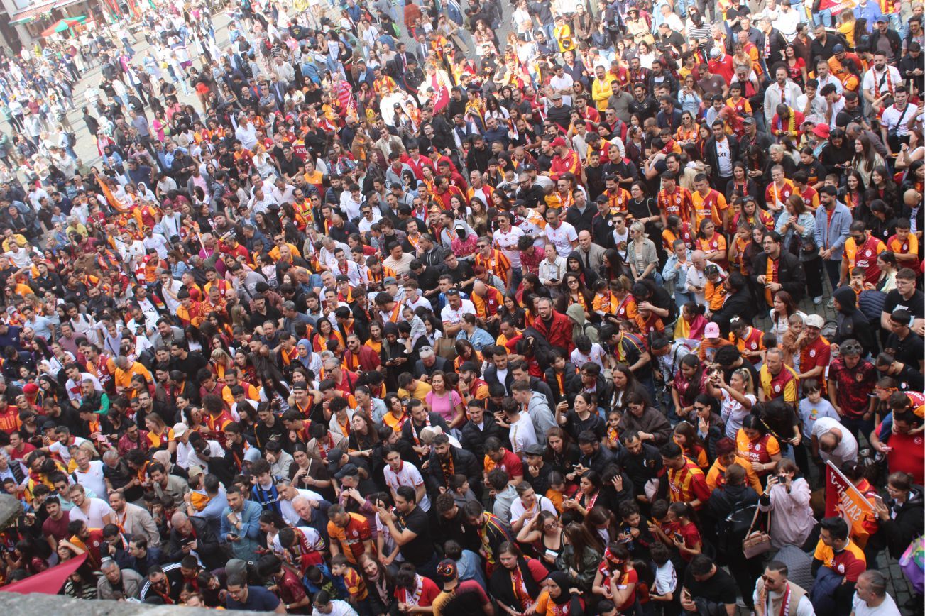GALATASARAYLILAR AVRUPA’NIN KALBİNDE '26. SÜPER LİG ŞAMPİYONLUĞUNU' COŞKUYLA KUTLADILAR…