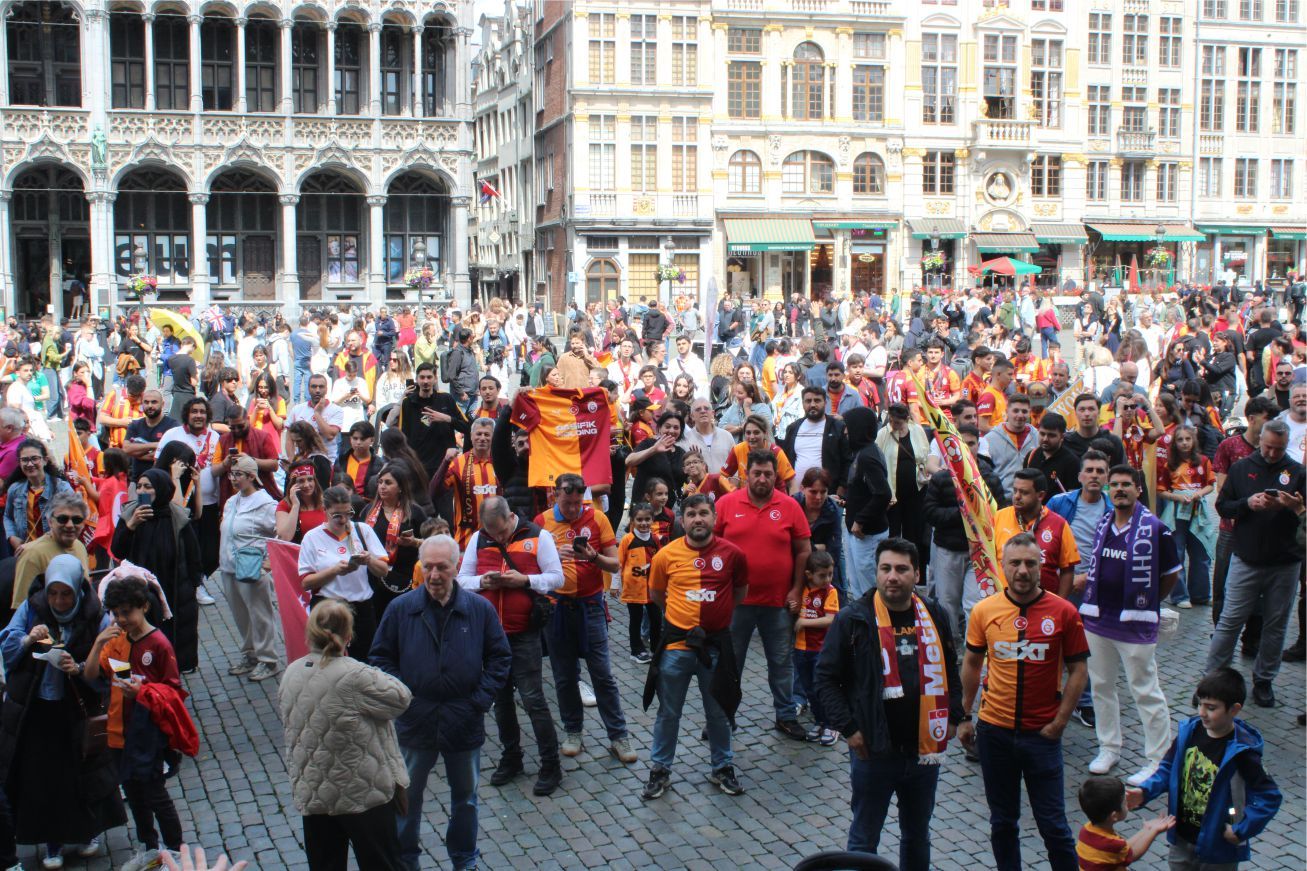 GALATASARAYLILAR AVRUPA’NIN KALBİNDE '26. SÜPER LİG ŞAMPİYONLUĞUNU' COŞKUYLA KUTLADILAR…