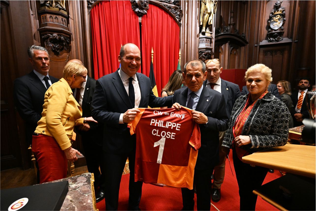 GALATASARAYLILAR AVRUPA’NIN KALBİNDE '26. SÜPER LİG ŞAMPİYONLUĞUNU' COŞKUYLA KUTLADILAR…