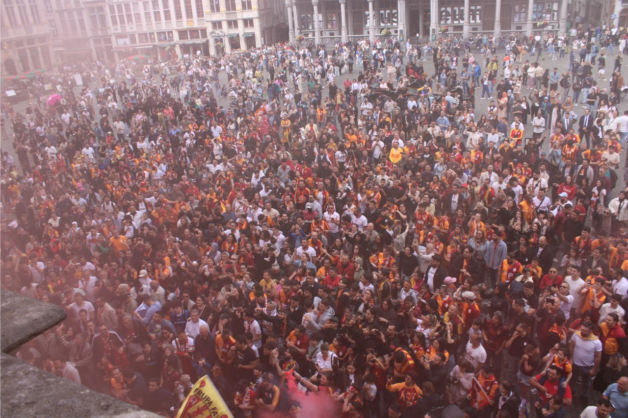 GALATASARAYLILAR AVRUPA’NIN KALBİNDE '26. SÜPER LİG ŞAMPİYONLUĞUNU' COŞKUYLA KUTLADILAR…