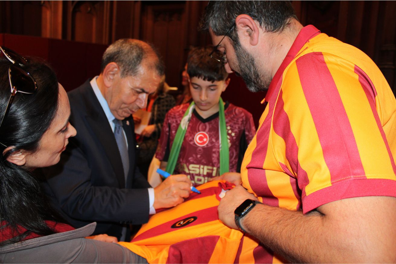GALATASARAYLILAR AVRUPA’NIN KALBİNDE '26. SÜPER LİG ŞAMPİYONLUĞUNU' COŞKUYLA KUTLADILAR…