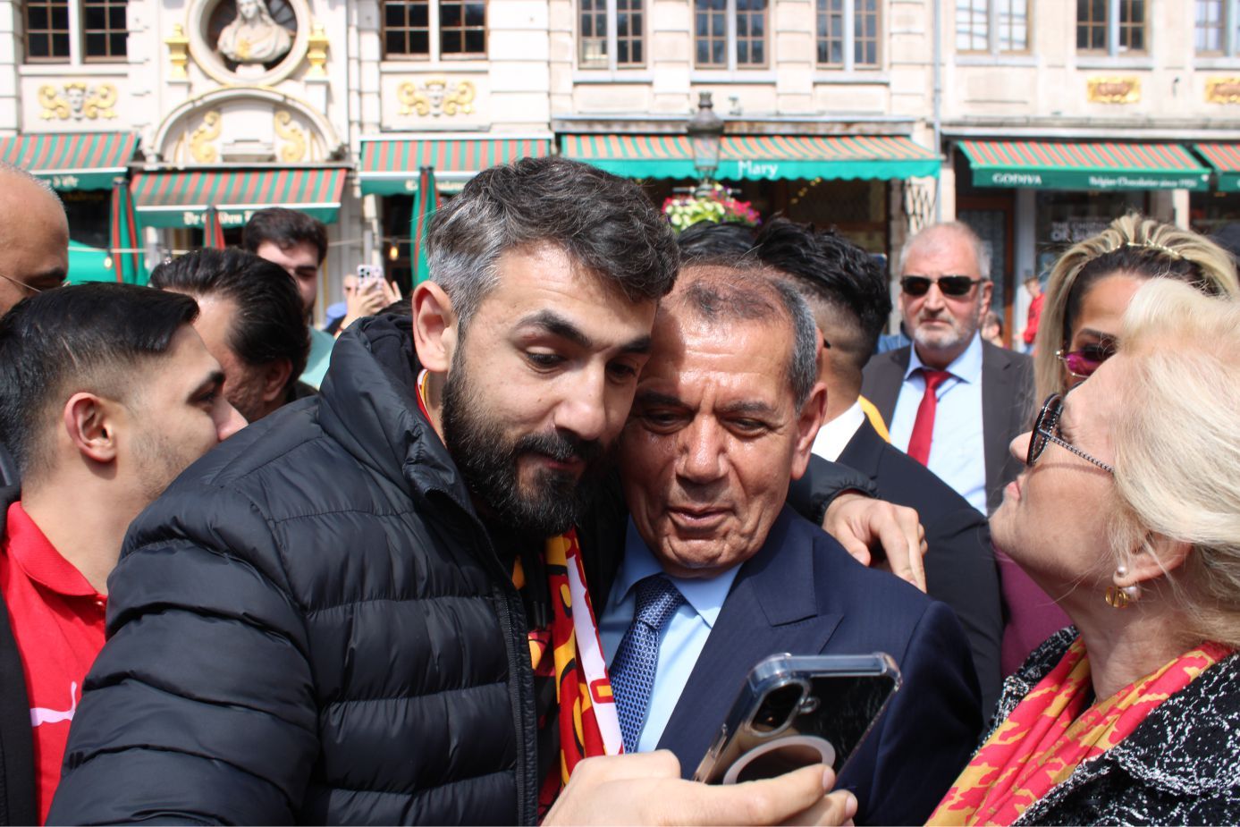 GALATASARAYLILAR AVRUPA’NIN KALBİNDE '26. SÜPER LİG ŞAMPİYONLUĞUNU' COŞKUYLA KUTLADILAR…