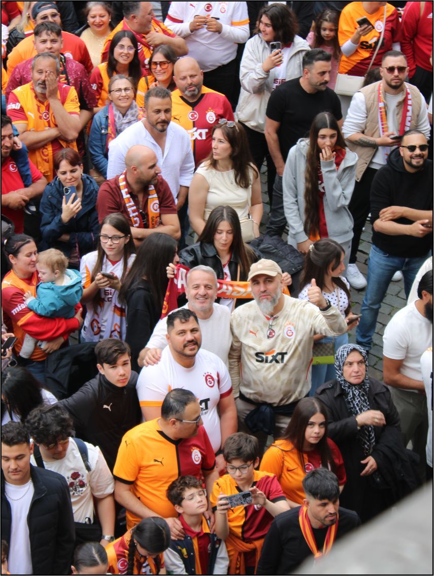 GALATASARAYLILAR AVRUPA’NIN KALBİNDE '26. SÜPER LİG ŞAMPİYONLUĞUNU' COŞKUYLA KUTLADILAR…