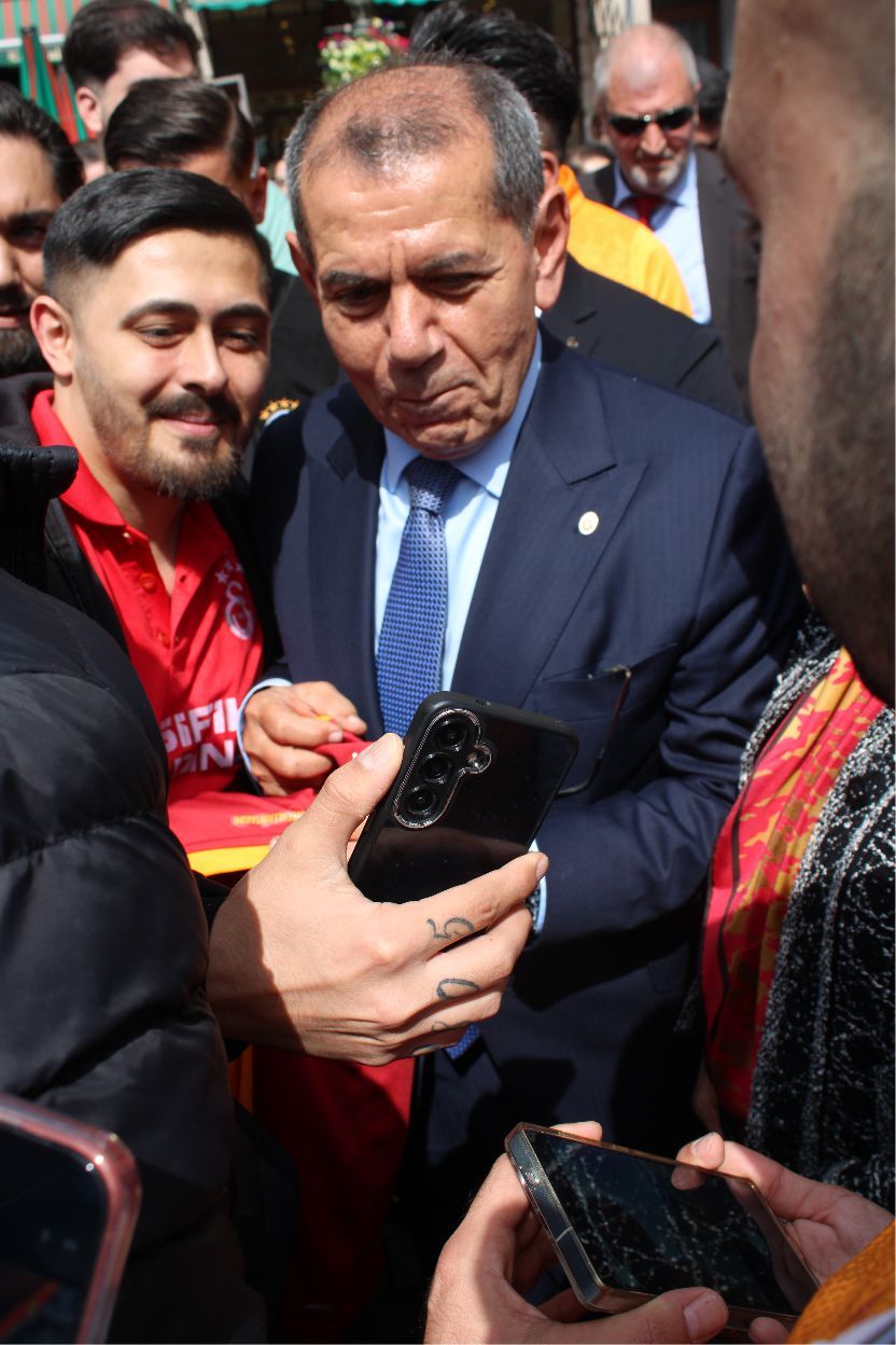 GALATASARAYLILAR AVRUPA’NIN KALBİNDE '26. SÜPER LİG ŞAMPİYONLUĞUNU' COŞKUYLA KUTLADILAR…