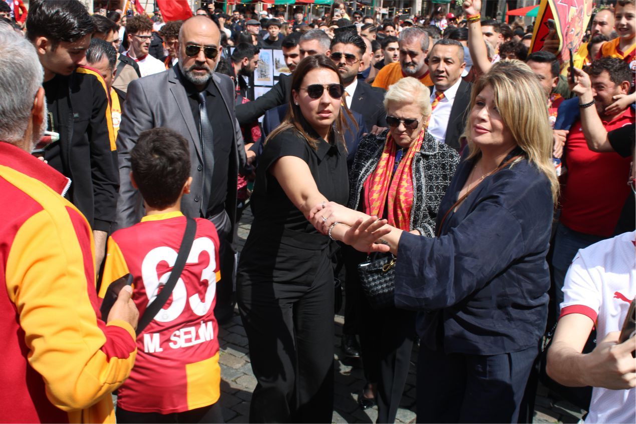 GALATASARAYLILAR AVRUPA’NIN KALBİNDE '26. SÜPER LİG ŞAMPİYONLUĞUNU' COŞKUYLA KUTLADILAR…