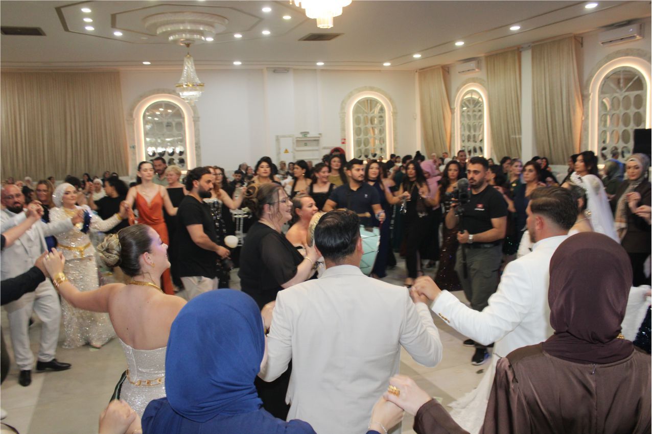 EDA İLE CÜNEYT, MUHTEŞEM BİR DÜĞÜN TÖRENİYLE EVLENEREK, DÜNYA EVİNE GİRDİLER…