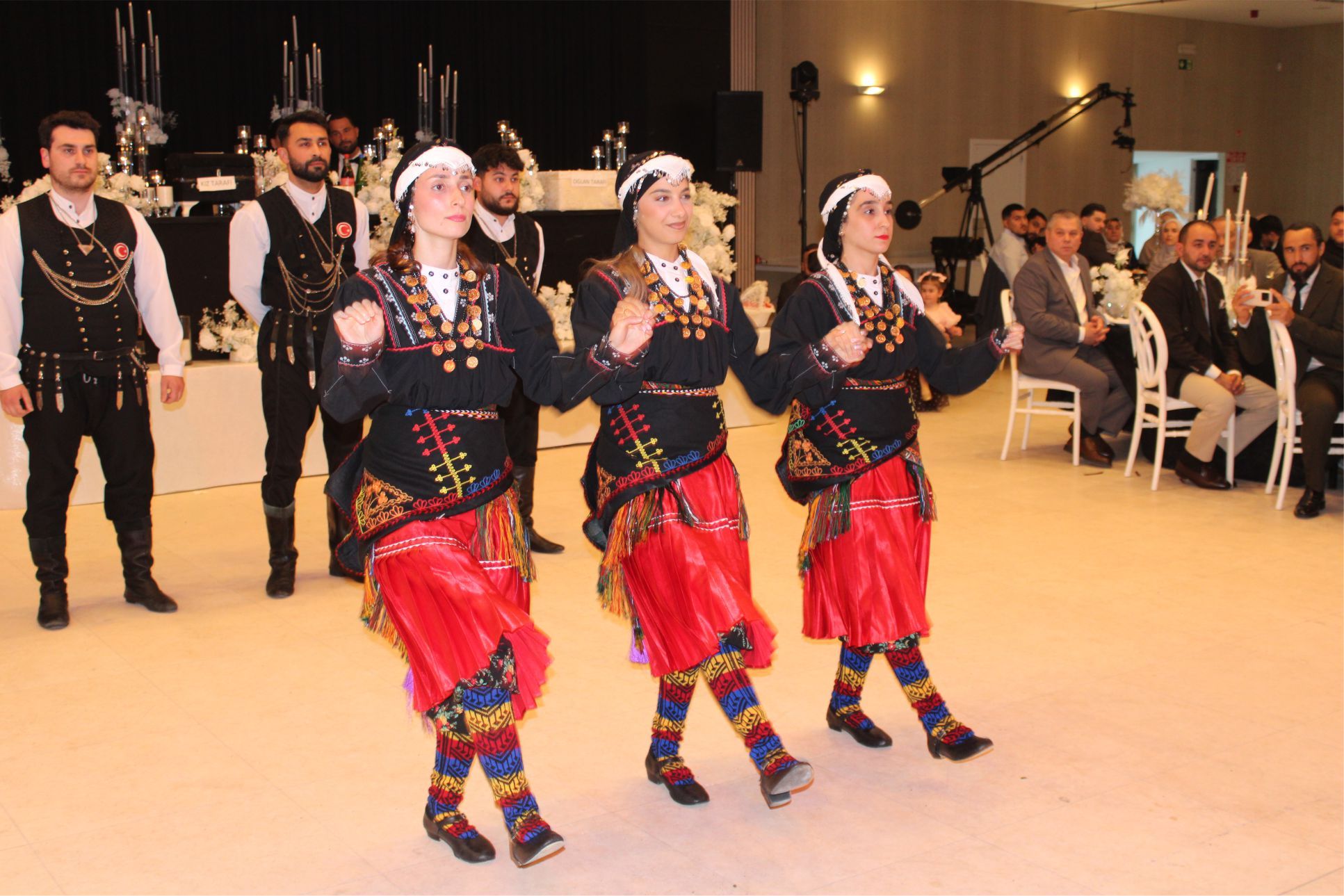 MELİKE İLE SELİM, DİLLERE DESTAN DÜĞÜN TÖRENİYLE EVLENDİLER...