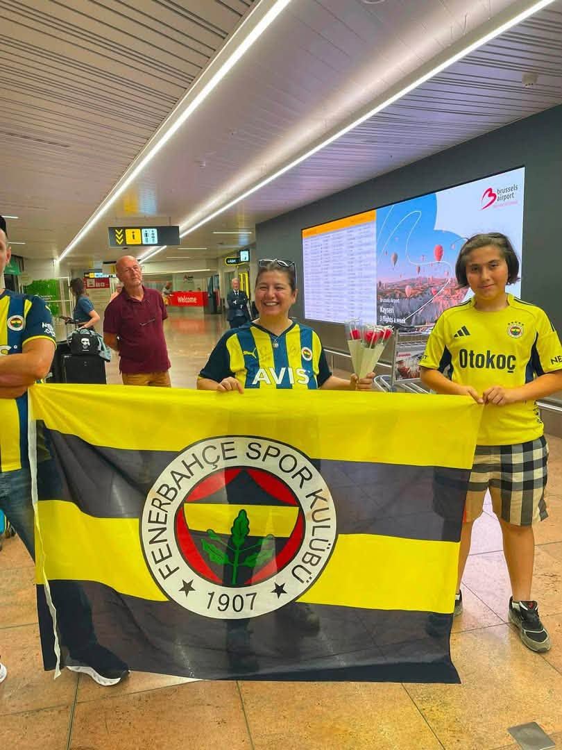 Takımımızı Brüksel Havalimanı’nda büyük bir coşku ve gururla karşıladık.
