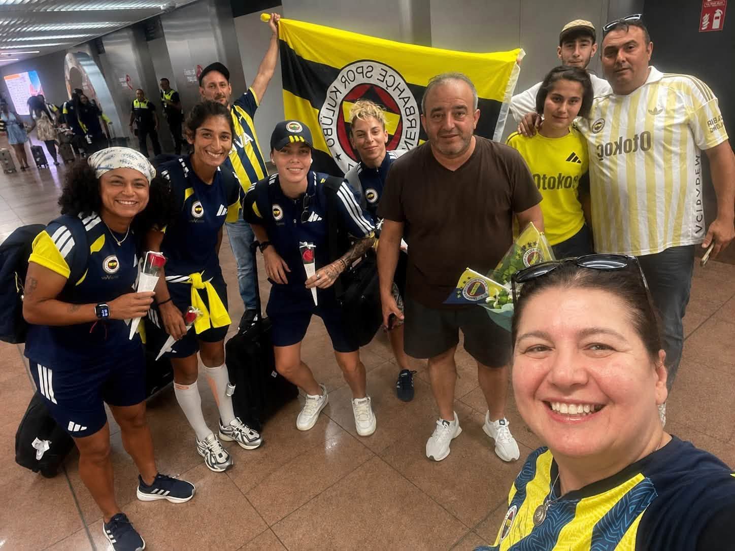 Takımımızı Brüksel Havalimanı’nda büyük bir coşku ve gururla karşıladık.