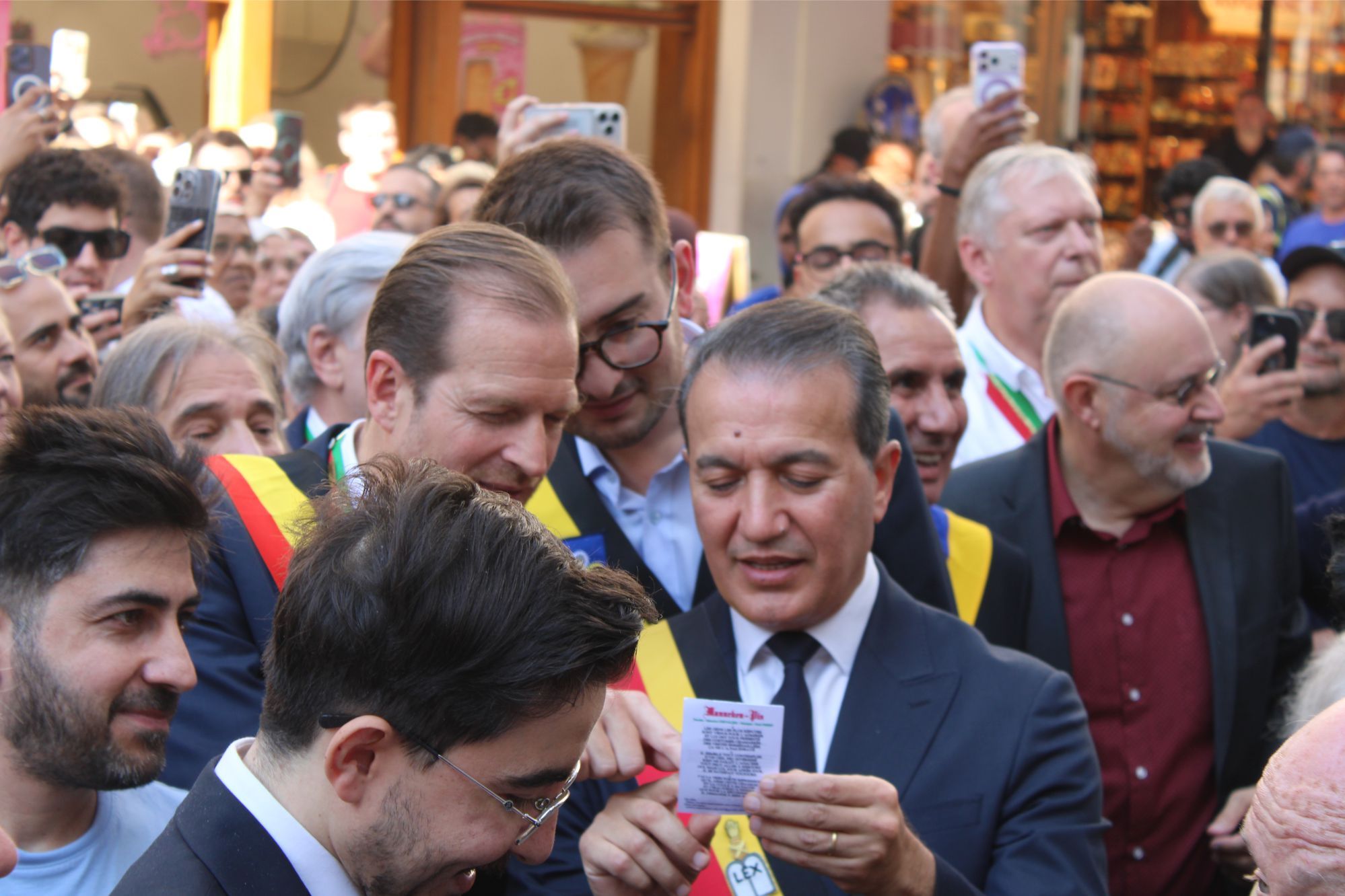 BELÇİKA’NIN MEŞHUR MASKOTU ‘MANNEKEN-PIS’ 1210. ELBİSESİNİ GÖRKEMLİ BİR TÖRENLE GİYDİ