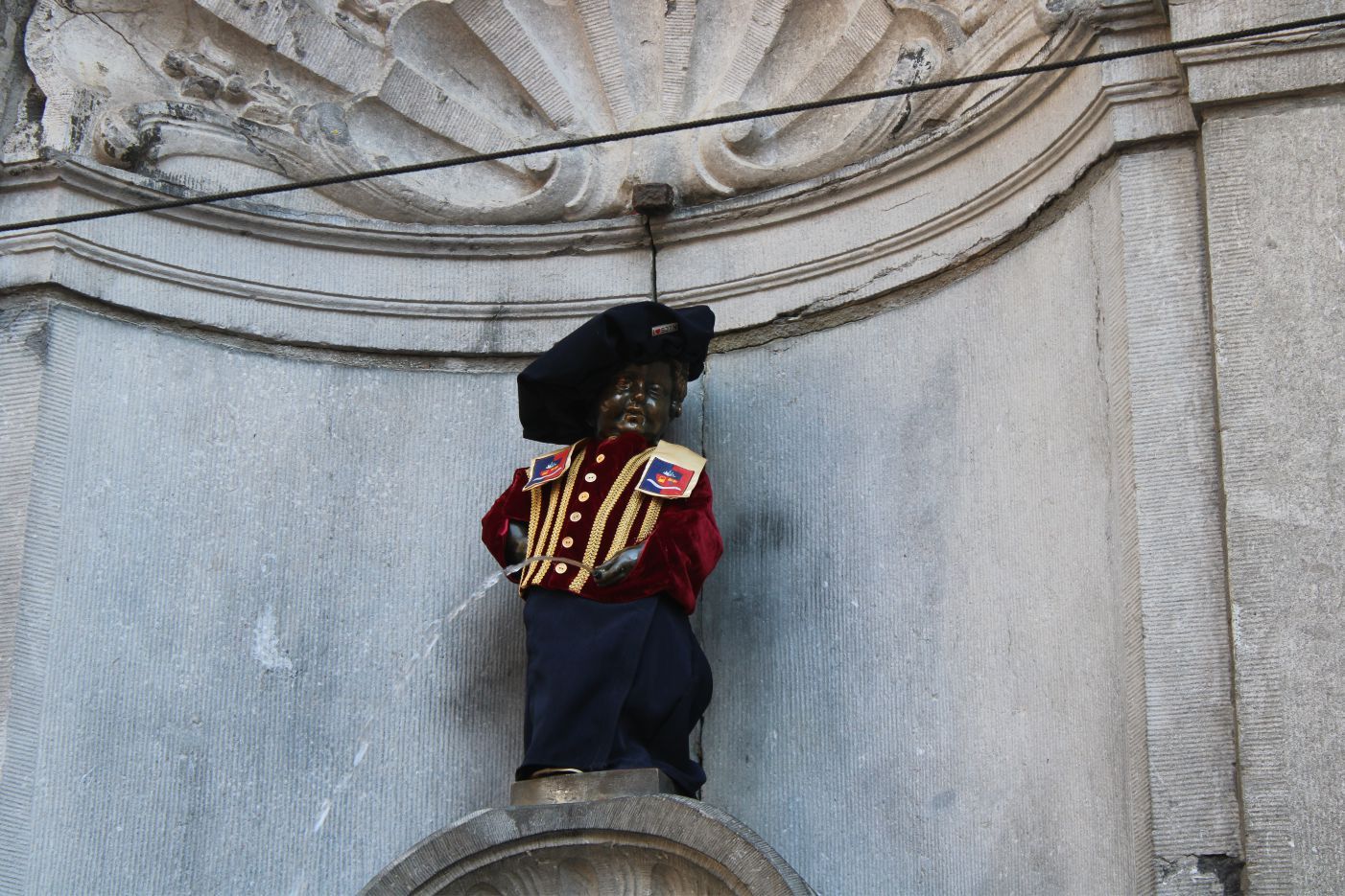 BELÇİKA’NIN MEŞHUR MASKOTU ‘MANNEKEN-PIS’ 1210. ELBİSESİNİ GÖRKEMLİ BİR TÖRENLE GİYDİ